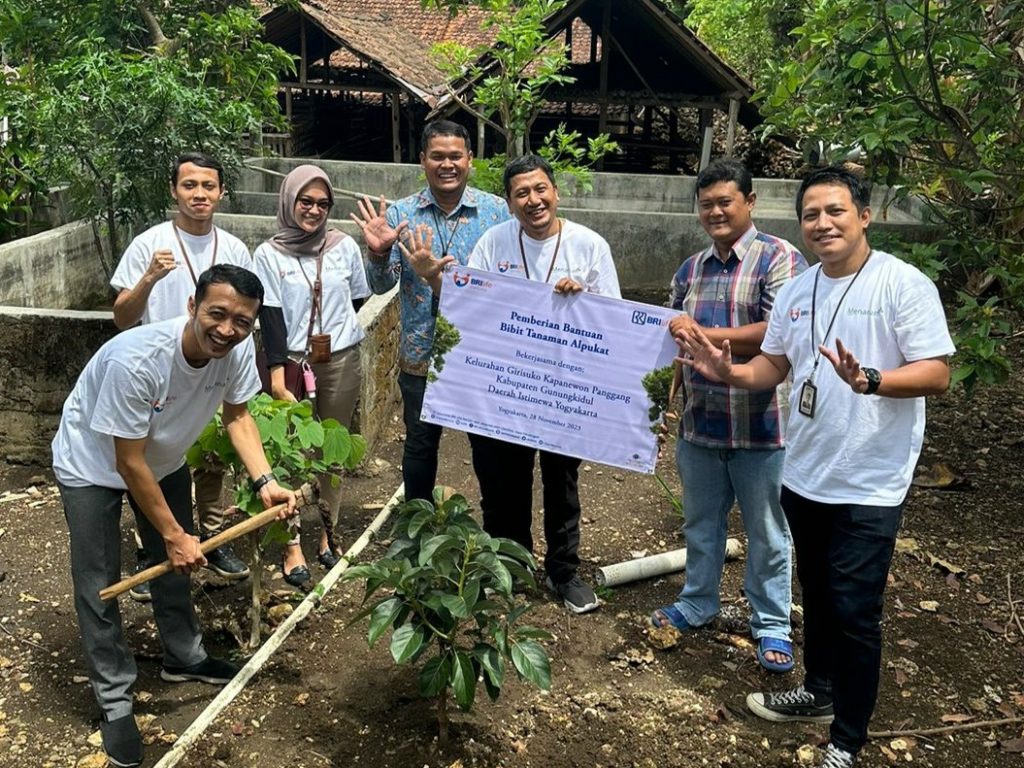 Dukung Pelestarian Lingkungan, BRI Life Tanam dan Bagikan Bibit Pohon di Hari Pohon Nasional 2023