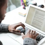 Ilustrasi menulis artikel SEO Friendly yang menarik dan informatif