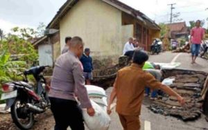Duh! Jalan Penghubung Dua Desa di Ciamis Ambles, Ini Penyebabnya