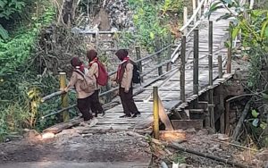 Duh! Jembatan Putus di Desa Rawagede Cianjur Ancam Keselamatan Warga
