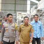 Kapolda Jawa Barat memantau gudang logistik pemilu di KPU Karawang