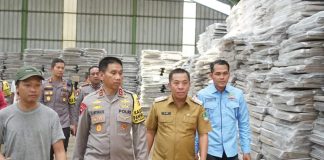 Kapolda Jawa Barat memantau gudang logistik pemilu di KPU Karawang