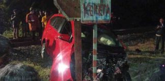 Mobil Ringsek Ditabrak Kereta Api