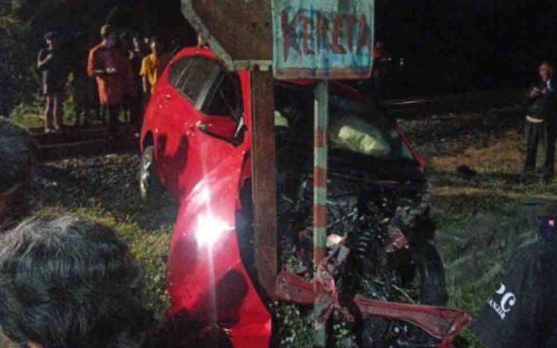 Mobil Ringsek Ditabrak Kereta Api