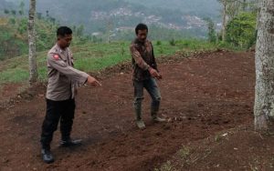 Petani di Desa Kadipaten Tasikmalaya Temukan Mortir saat Gali Parit