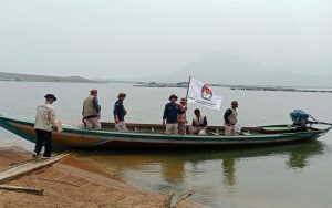 Gunakan Perahu, PPK Sukasari Sosialisasi Pemilu 2024 di Purwakarta