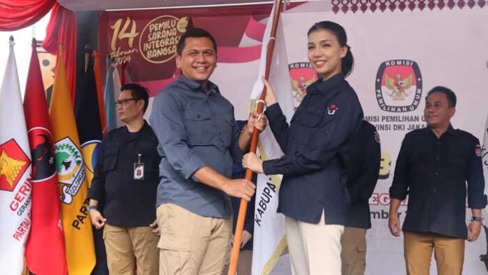 Penyerahan bendera kirab sebagai tanda berakhirnya Kirab Pemilu 2024 di Purwakarta.