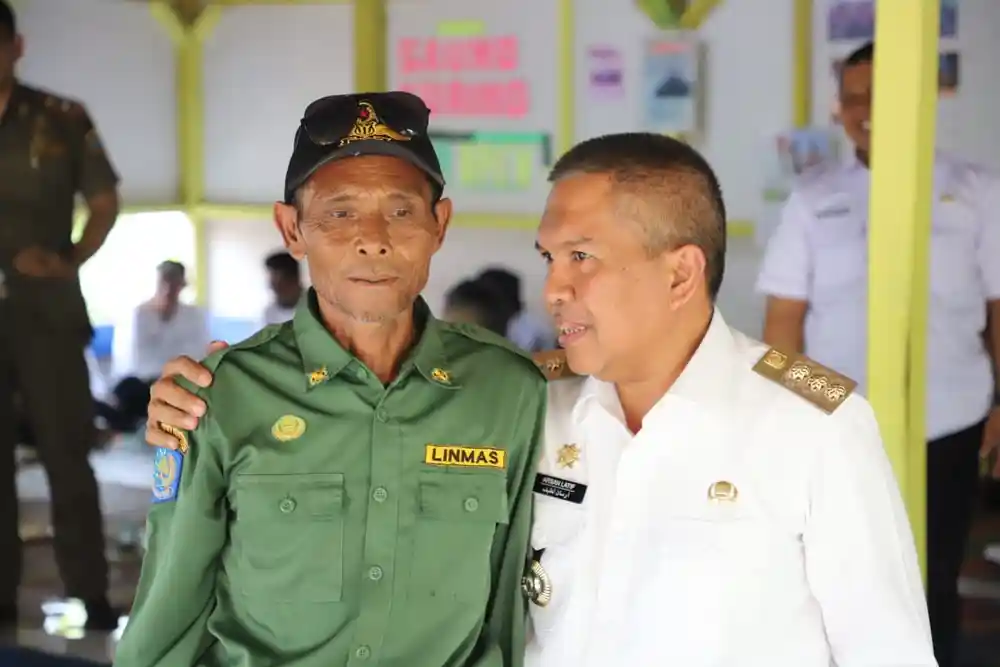 Pj Bupati Bandung Barat, Arsan Latif bersama salah seorang anggota Linmas dalam acara Roadshow Koordinasi dan Konsolidasi Linmas Tahun 2023