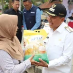Pj Bupati Bandung Barat dalam kegiatan Operasi Pasar Murah di Kecamatan Cipeundeuy Kabupaten Bandung Barat