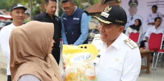 Pj Bupati Bandung Barat dalam kegiatan Operasi Pasar Murah di Kecamatan Cipeundeuy Kabupaten Bandung Barat