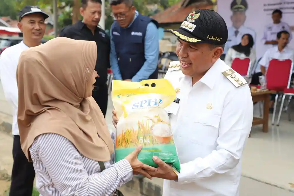 Pj Bupati Bandung Barat dalam kegiatan Operasi Pasar Murah di Kecamatan Cipeundeuy Kabupaten Bandung Barat