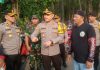 Kapolres Purwakarta, AKBP Edwar Zulkarnain saat berkomunikasi dengan para buruh. (Foto: Dok. Polres Purwakarta).