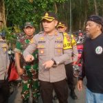 Kapolres Purwakarta, AKBP Edwar Zulkarnain saat berkomunikasi dengan para buruh. (Foto: Dok. Polres Purwakarta).