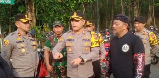 Kapolres Purwakarta, AKBP Edwar Zulkarnain saat berkomunikasi dengan para buruh. (Foto: Dok. Polres Purwakarta).