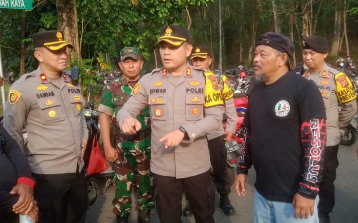 Kapolres Purwakarta, AKBP Edwar Zulkarnain saat berkomunikasi dengan para buruh. (Foto: Dok. Polres Purwakarta).