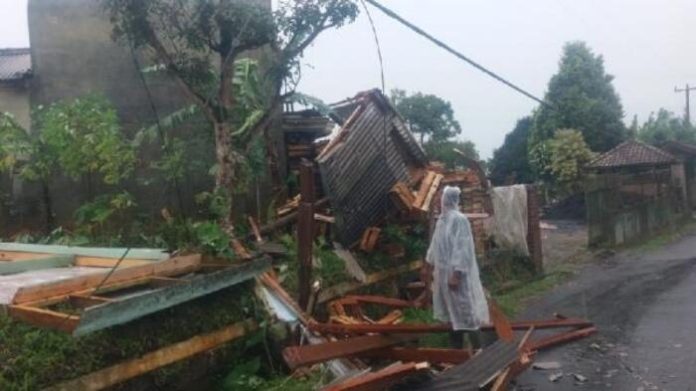 Sejumlah rumah milik warga di Sukabumi rusak diterjang angin puting beliung (1)