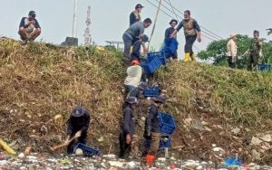 Mitigasi Bencana Banjir, JRN Bersihkan Sampah di Sungai Cicukang Bandung