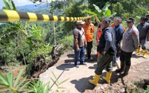 Bey Machmudin Minta Semua Pihak Gerak Cepat Tangani Bencana Longsor di Desa Buninagara Bandung Barat