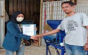 Program PKM Polindra Buat Teknologi Mesin Briket dengan Bahan Limbah untuk Desa Juntinyuat Indramayu