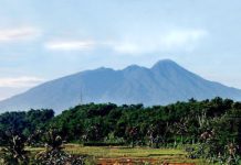 Gunung Salak di Jawa Barat.