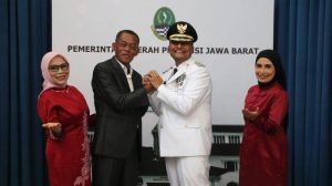 Imran melakukan salam komando dengan Ruhimat usai pelantikan Pj Bupati Subang