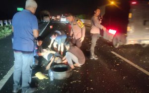 Kapolres Purwakarta Bantu Korban Kecelakaan di Tol Purbaleunyi