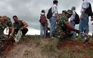 Cegah Banjir dan Longsor, Kodim Purwakarta Tanam Ratusan Pohon