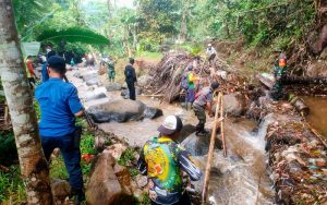 Cegah Banjir, Kodim Purwakarta dan Warga Bersihkan Sungai dan Selokan