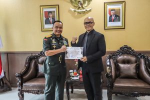 Edwin Senjaya Terima Penghargaan dari Akademi Militer Magelang