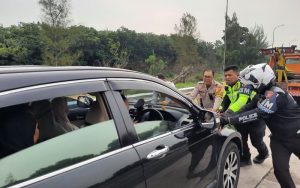 Begini Aksi Kasat Lantas Polres Purwakarta Bantu Dorong Mobil yang Mogok