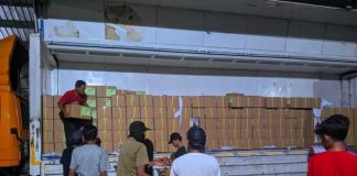Para pekerja menurunkan ribuan surat suara pemilu yang tiba di gedung KPU Purwakarta (1)