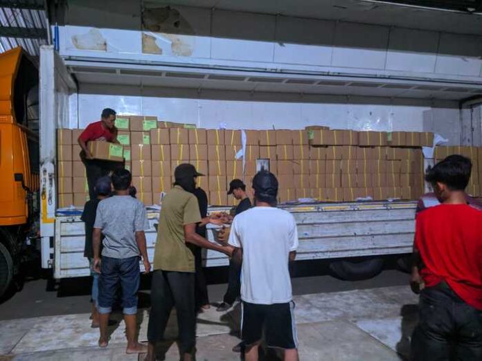 Para pekerja menurunkan ribuan surat suara pemilu yang tiba di gedung KPU Purwakarta (1)