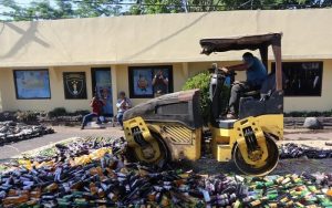 Polisi Musnahkan Ribuan Botol Miras dan Knalpot Brong di Cianjur