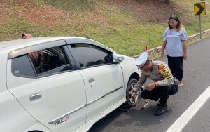 Sigap! Kasat Lantas Polres Purwakarta Bantu Pengendara yang Pecah Ban di Tol Cipali