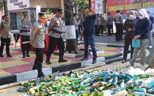 Jelang Nataru, Polres Purwakarta Musnakan Ribuan Botol Miras dan Obat Terlarang