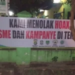 Spanduk penolakan kampanye di tempat ibadah di Bekasi