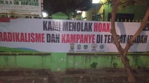 Spanduk penolakan kampanye di tempat ibadah di Bekasi