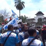 Unjuk rasa buruh di depan Gedung Sate Bandung (1)