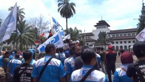 Unjuk rasa buruh di depan Gedung Sate Bandung (1)