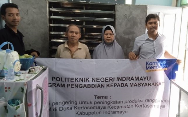 PKM Politeknik Negeri Indramayu Buat Mesin Oven untuk Pengusaha Rengginang UMKM Kertasemaya. (Foto: Istimewa).