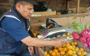 Menyoal Bagi-bagi Buah Dilarang Pengawas Pemilu, Pedagang: Rugi Dong?