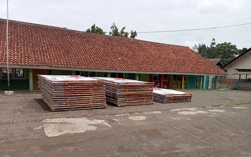 Waduh! Puluhan Baliho Caleg Numpuk di Halaman SDN 1 Salawu Tasikmalaya