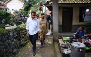 Datangi Lokasi Longsor Kampung Cipondok Subang, Bey Machmudin Minta Masyarakat Waspada Beraktivitas di Alam