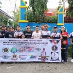 Foto bersama perwakilan komunitas dan asosiasi media setelah memberikan bantuan di Desa Sukamulya Kecamatan Tegalwaru Kabupaten Purwakarta (Foto: Istimewa)