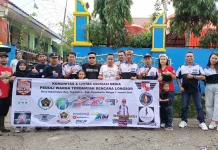 Foto bersama perwakilan komunitas dan asosiasi media setelah memberikan bantuan di Desa Sukamulya Kecamatan Tegalwaru Kabupaten Purwakarta (Foto: Istimewa)