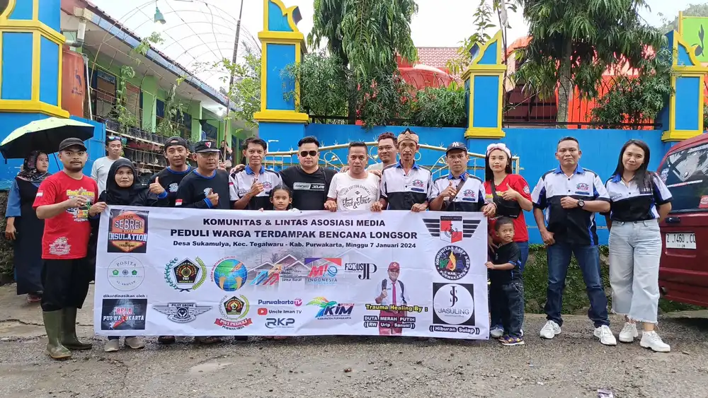 Foto bersama perwakilan komunitas dan asosiasi media setelah memberikan bantuan di Desa Sukamulya Kecamatan Tegalwaru Kabupaten Purwakarta (Foto: Istimewa)