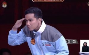 Gestur Gibran Pancing Emosi saat Debat Cawapres, Hasto: Kurang Beretika!