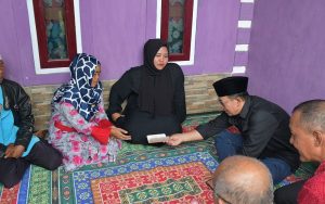 Herman Suherman Berikan Santunan Rp10 Juta Bagi Keluarga Korban Kebakaran TB Aries di Cianjur