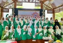 Ibu-ibu Fatayat NU Purwakarta menggelar pengajian dan istighosah dalam rangka memperingati Isra Mi'raj Nabi Muhammad SAW (Foto: Ist)