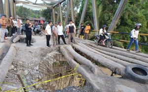 Jembatan Penghubung Dua Kabupaten Ambruk, Emak-Emak di Serdang Bedagai Minta Perhatian Presiden Jokowi